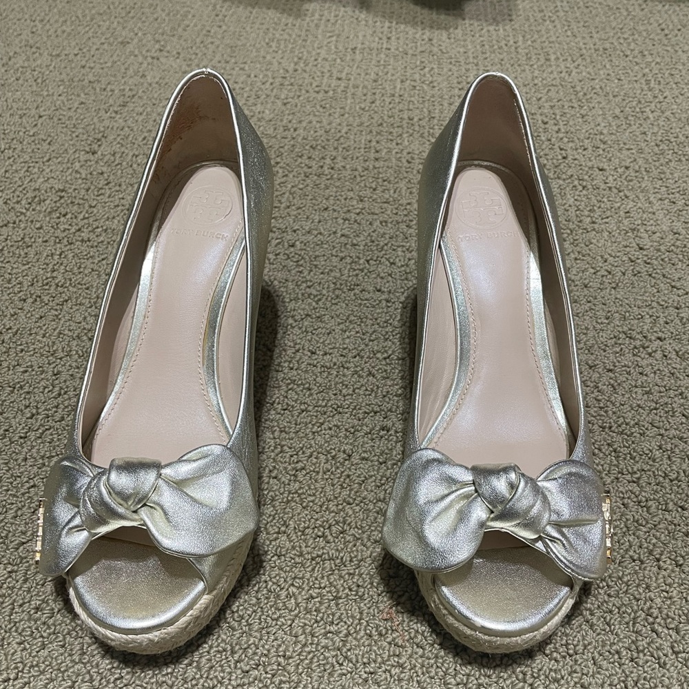 Tory Burch Dory bow metallic wedges